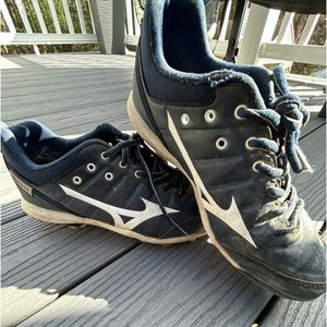 Mizuno women’s softball cleats